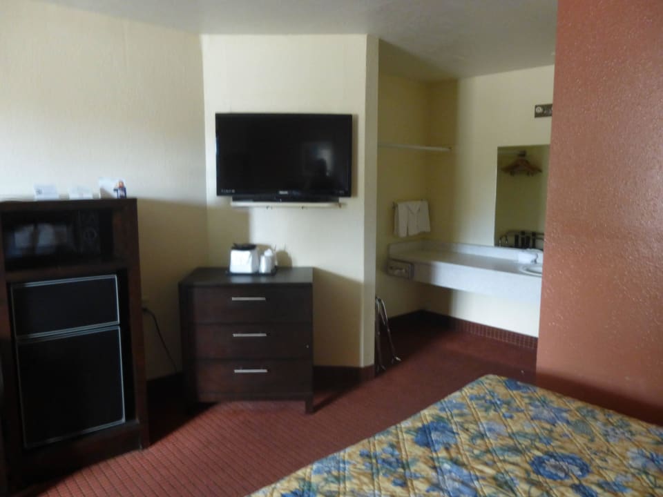 Blick vom Bett Richtung Fernseher & Zugang zum Bad Econo Lodge in Hurricane Zion Park Are