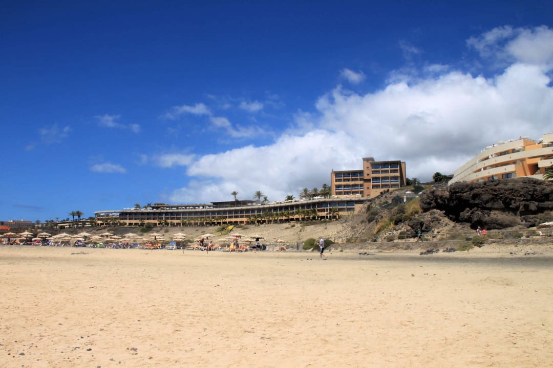 Blick vom Strand zum Hotel Iberostar Selection Fuerteventura Palace