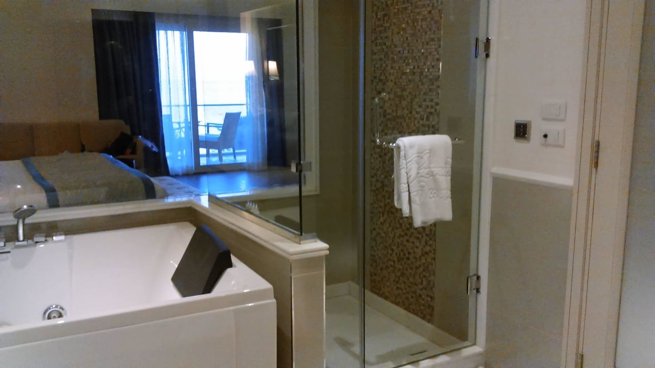 Unser großzügiges Bad Premier Le Reve Hotel & Spa