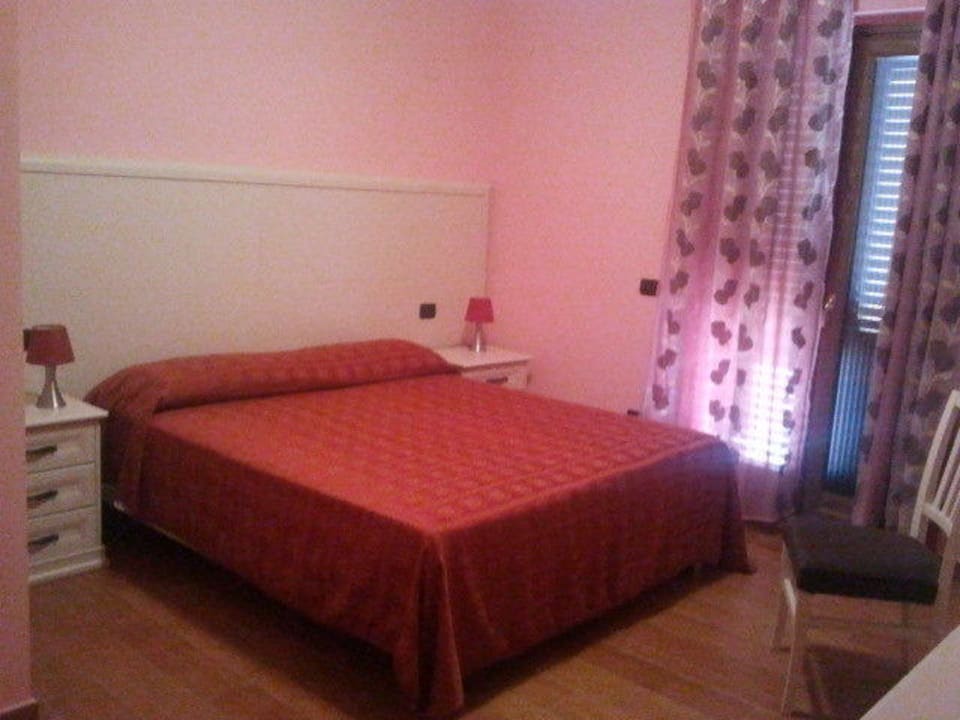 La suontuosa camera rosa Villa Rossella