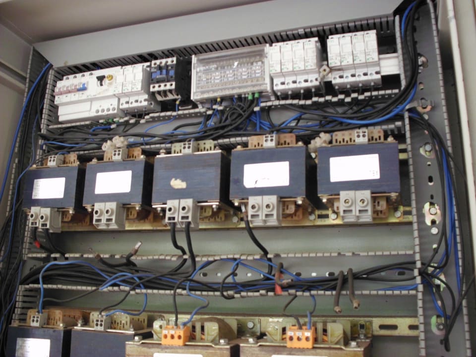 E-Schrank in der "Poolbar" Hotel African Queen