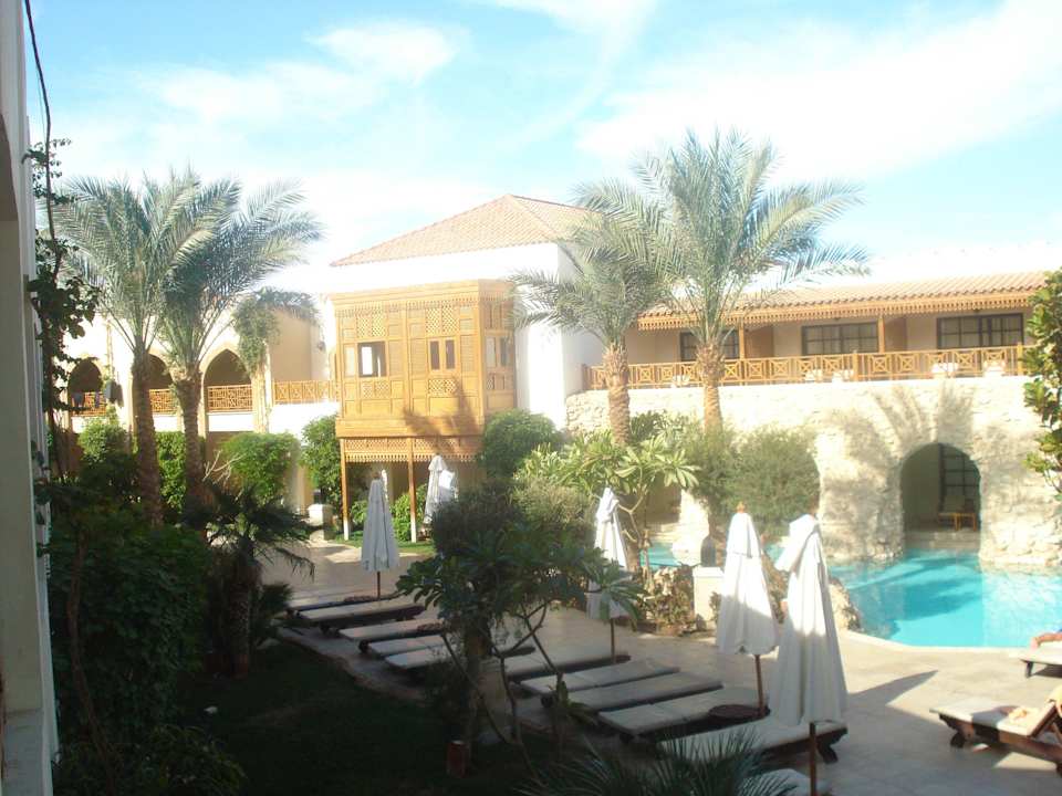 Schwimmlandschaft mit Liegen Ghazala Gardens