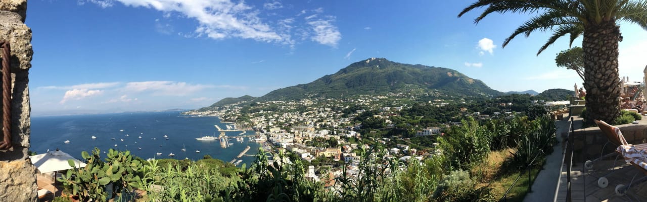 Panoramablick vom Hotelpool San Montano Resort & Spa