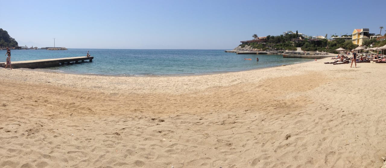 Hotelstrand in der Bucht Hotel Pine Bay Holiday Resort