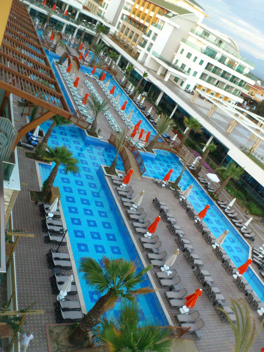 Blick vom Zimmer auf den Pool Port Nature Luxury Resort & Spa