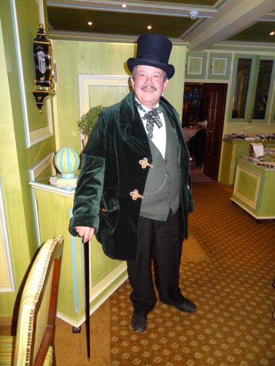 "Der Herr des Hauses" im Belle Epoque Stil Waldhotel Doldenhorn & Landgasthof Ruedihus