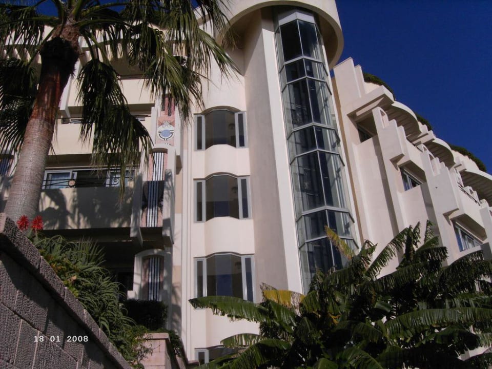 Rückansicht vom Garten mit Fahrstuhl Melas Resort Hotel