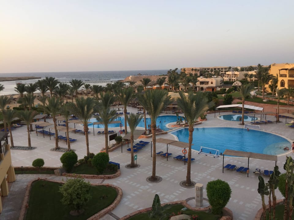 Blick auf Pools, Strand und Bucht Jaz Solaya