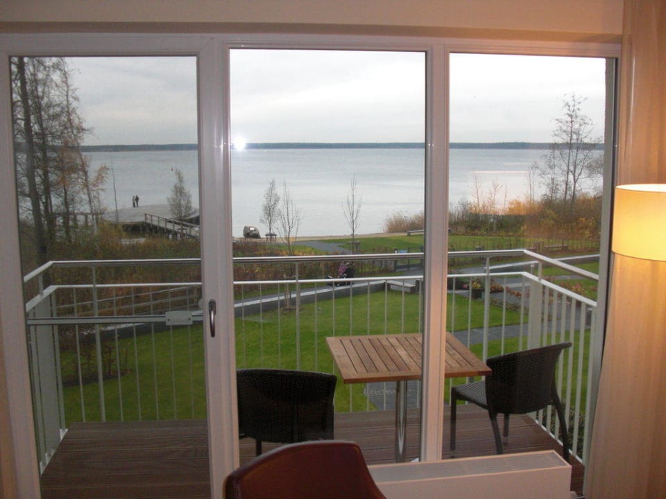 Blick aus DZ mit Balkon Seeblick Seehotel Fleesensee