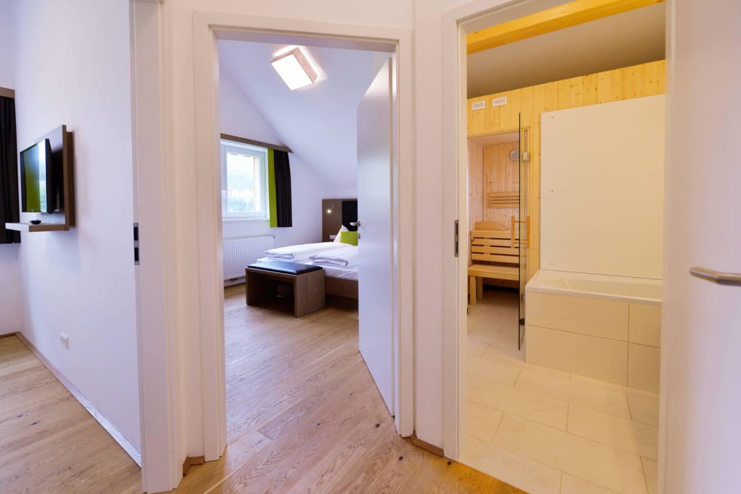 Vorzimmer 1. Etage mit Blick in die Zimmer Almresort Gartnerkofel
