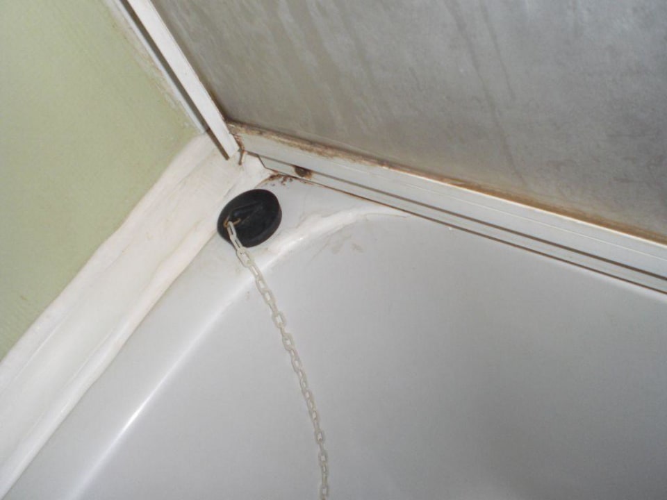 Schimmel an der Badewanne Hotel Orfeus Park