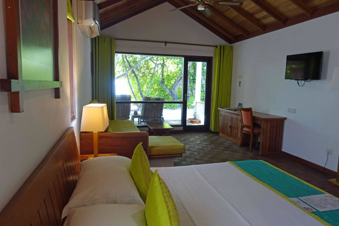 Blick vom Zimmer auf die Terrasse NH Collection Maldives Reethi Resort