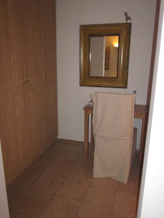 Kleiderschrank und Ankleide Minos Beach Art Hotel