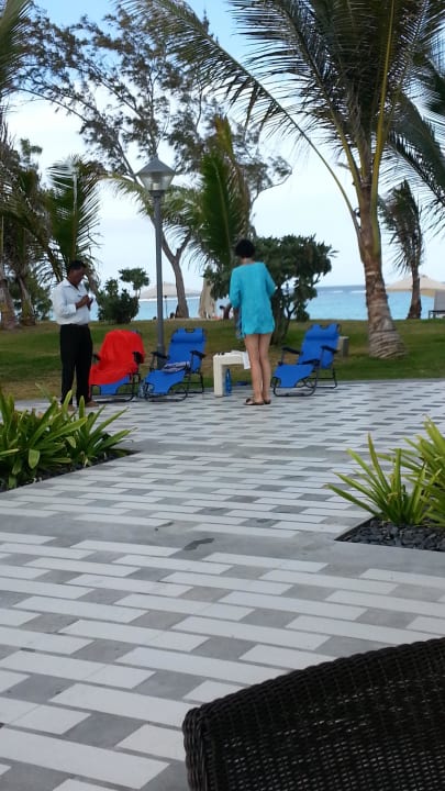 Zu wenig Liegen - Gäste kaufen sich Liegen selbst Crystals Beach Resort Belle Mare, a member of Radisson Individuals
