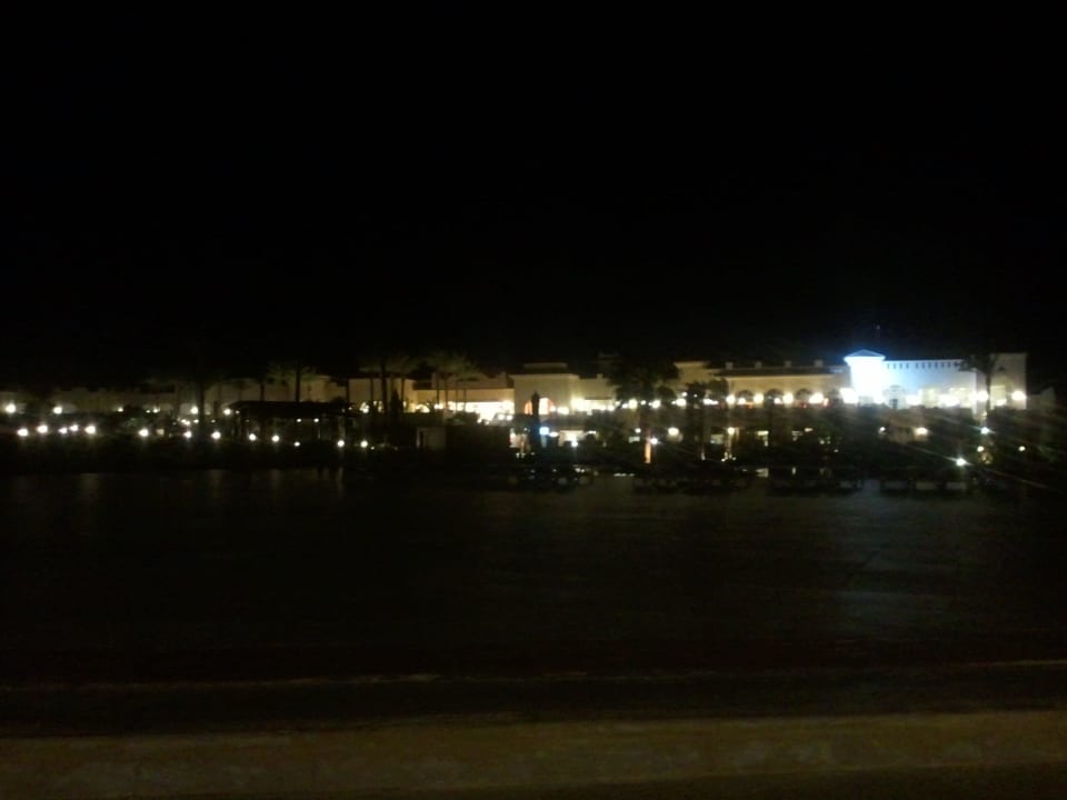 Вид с моря на отель ночью Cleopatra Luxury Resort Makadi Bay