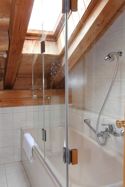 Badezimmer mit Badewanne Ferienwohnung Bergnest