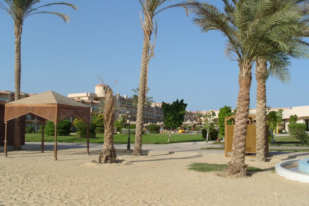 Blick vom Strand zum Hotel Pyramisa Beach Resort Sahl Hasheesh