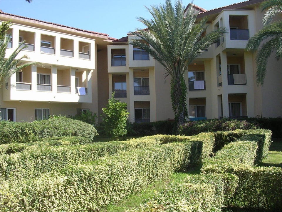 Blick auf eines Teil des Hotels vom Garten Le Jardin Resort