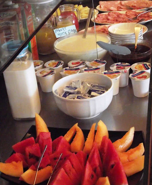 Breakfast in summer alla Campagna - The Chocolate & Flowers hotel