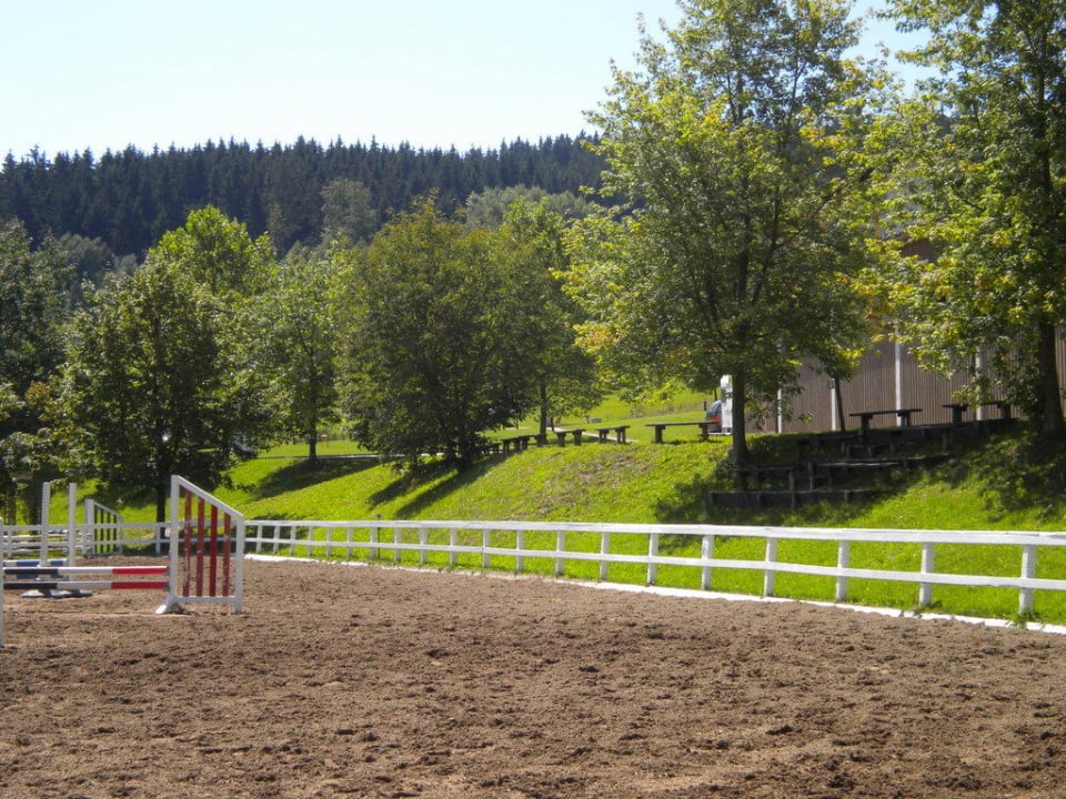 Reitanlage, Blick hoch zum Golfplatz Aldiana Club Ampflwang