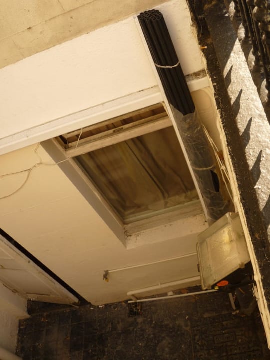 Blick von Straße auf das Zimmer Hotel Wedgewood