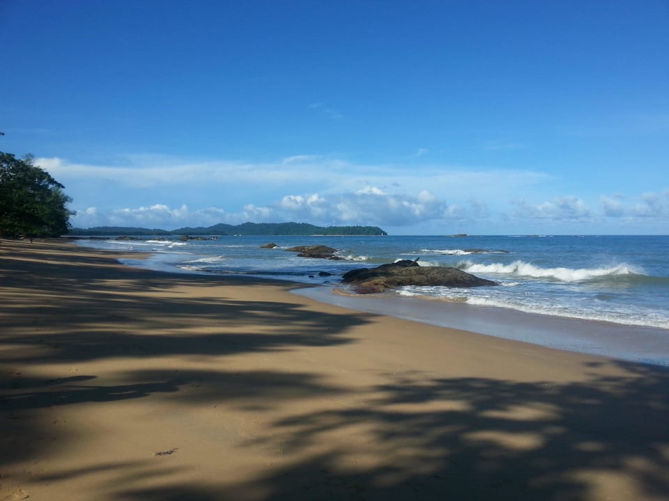 Blick nach links vom Strandzugang Khao Lak Merlin Resort