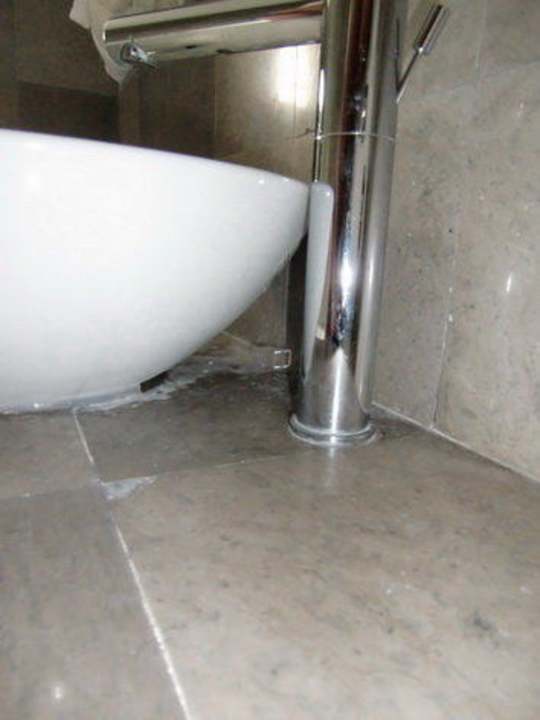 Dreck hinter Waschbecken blieb unverändert Hotel El Mouradi Djerba Menzel