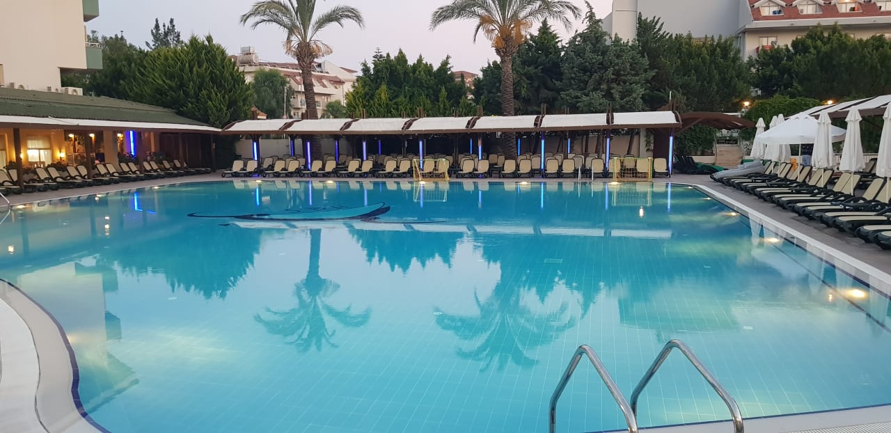 Pool Side Breeze Hotel