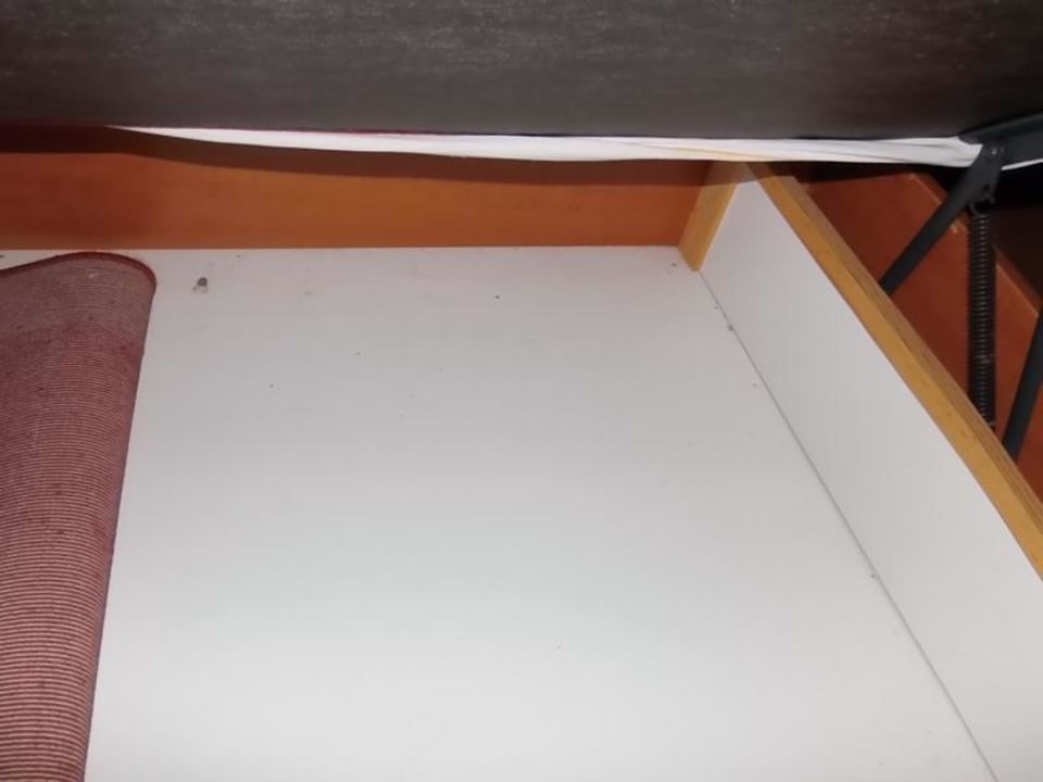 Schmutz in Bettlade Hotel Kiss Family