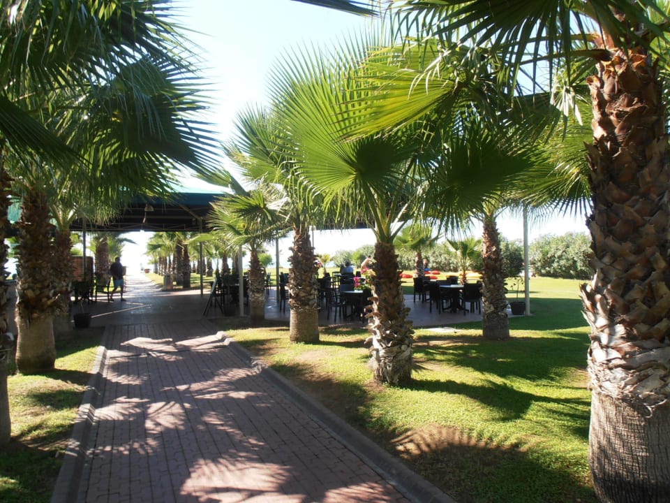 Vom Hote lzum Strand Xanadu Resort Hotel