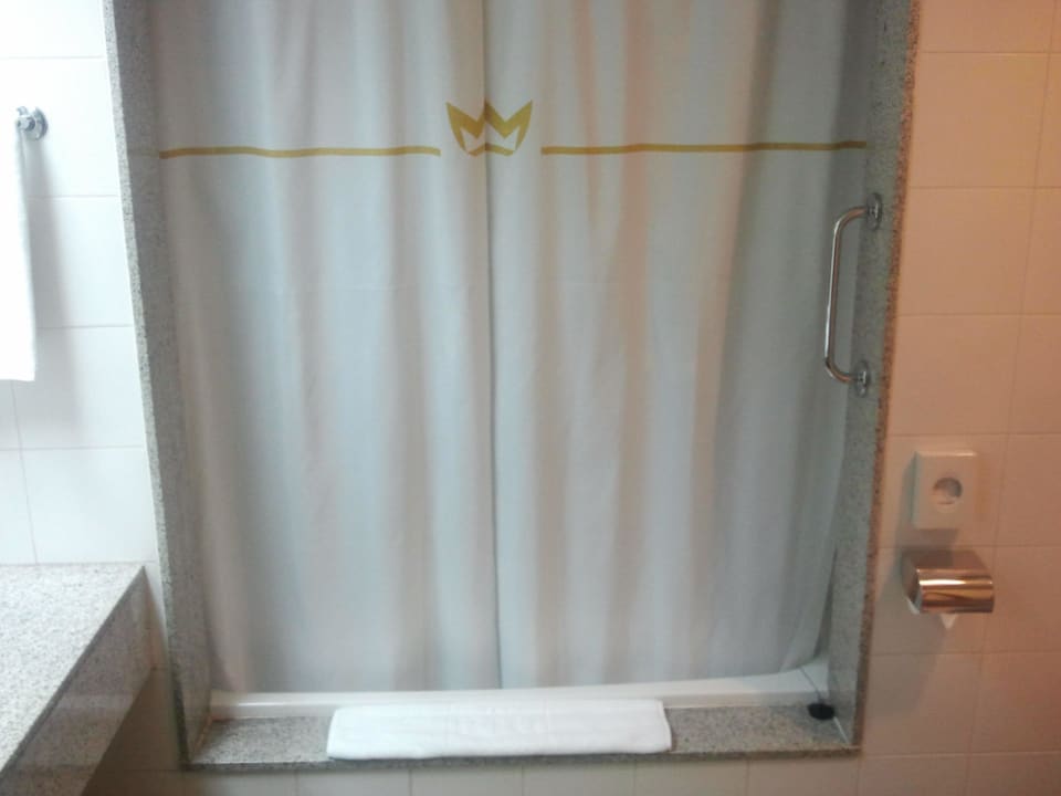 Badewanne mit Vorhang und hoher Stufe Hotel Riu Palace Maspalomas Adults Only