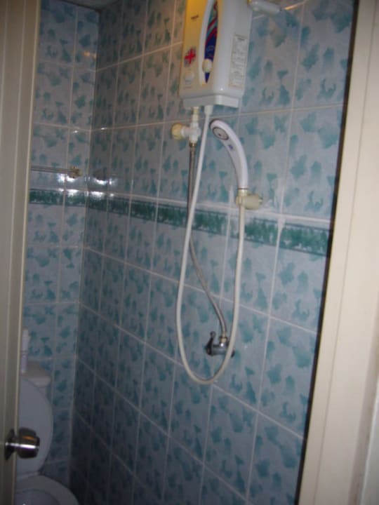 Dusche mit Warmwasserbereiter (im Standardzimmer) Guesthouse Thai Cozy House