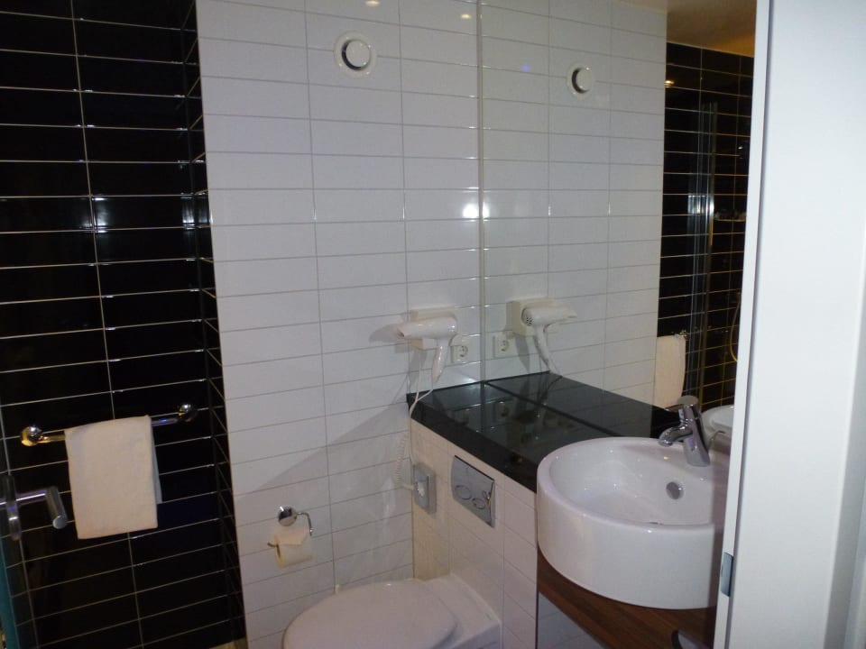 Sehr kleines Bad Premier Inn Dresden City Zentrum