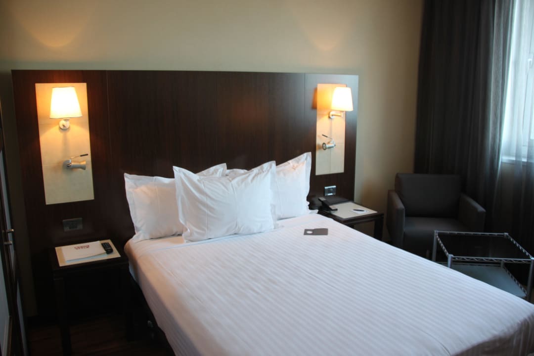 Queen Bed Leonardo Royal Hotel Barcelona Forum