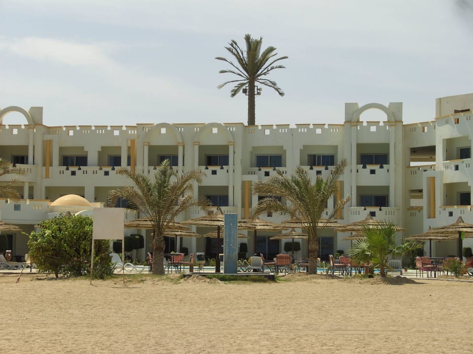 Hotel aus Strandperspektive Coral Sun Beach