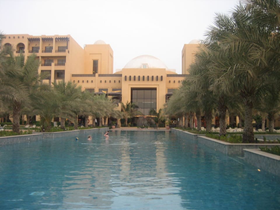 Pool am Abend Rixos Al Mairid Ras Al Khaimah