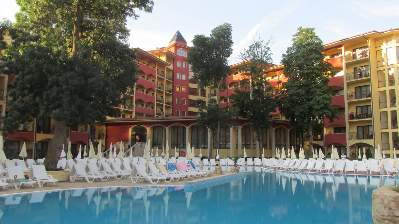 Pool mit Blick auf das Hauptrestaurant GRIFID Aqua Club Bolero
