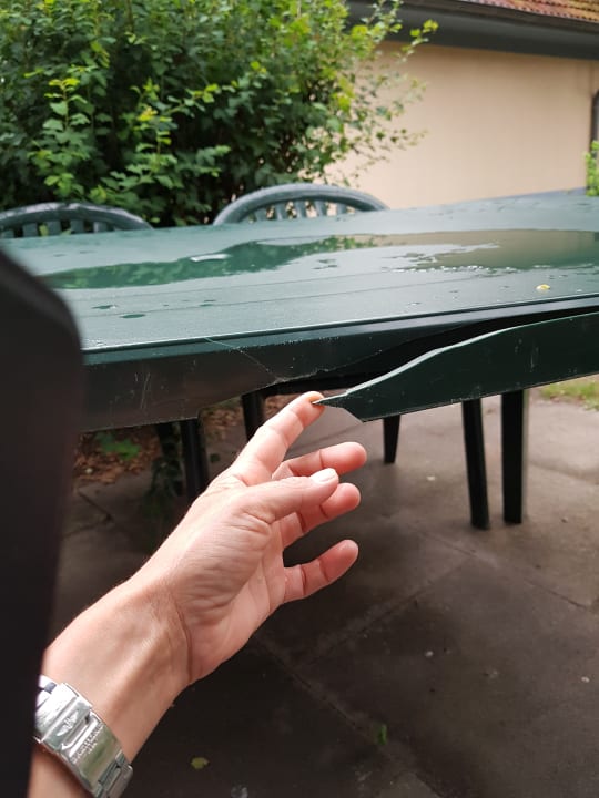 Kaputter Tisch Ferienhaus Center Parcs Park Nordseeküste