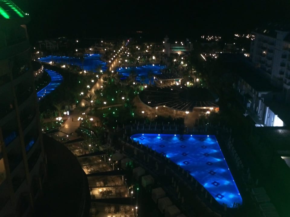 Poolblick bei Nacht Hotel Delphin Imperial