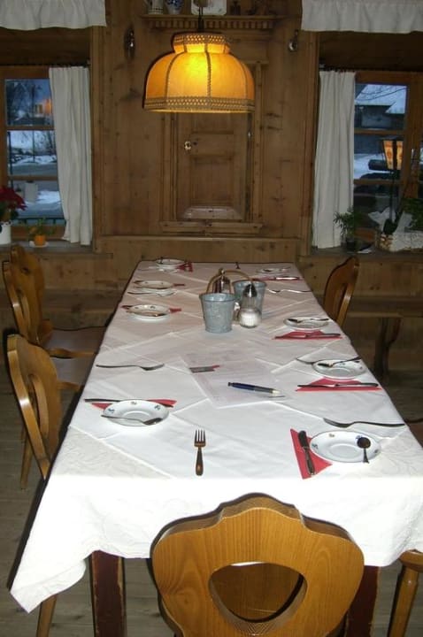 Eingedeckter Frühstückstisch Gasthof Acherkogel