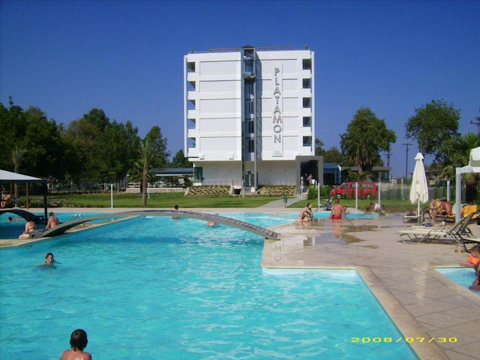 Blick vom Pool auf's Hotel Cronwell Platamon Resort