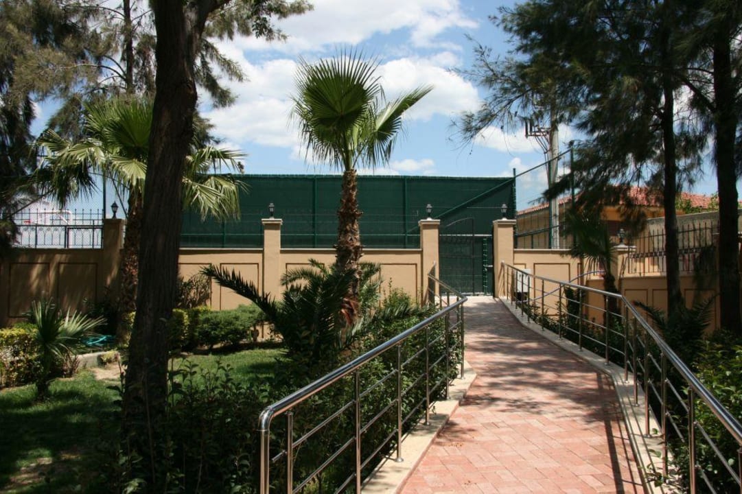 Weg zum Tennis- & Baskeballplatz Grand Seker Hotel