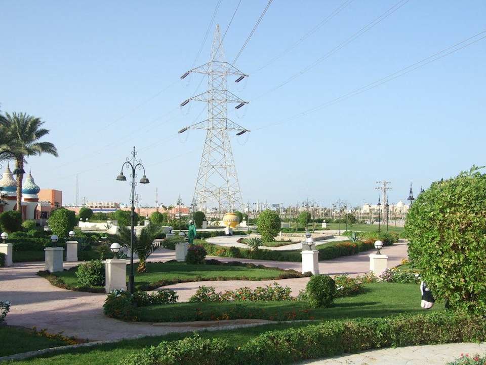 Ogród przed głónym wejściem Pickalbatros Alf Leila Wa Leila Resort - Neverland Hurghada