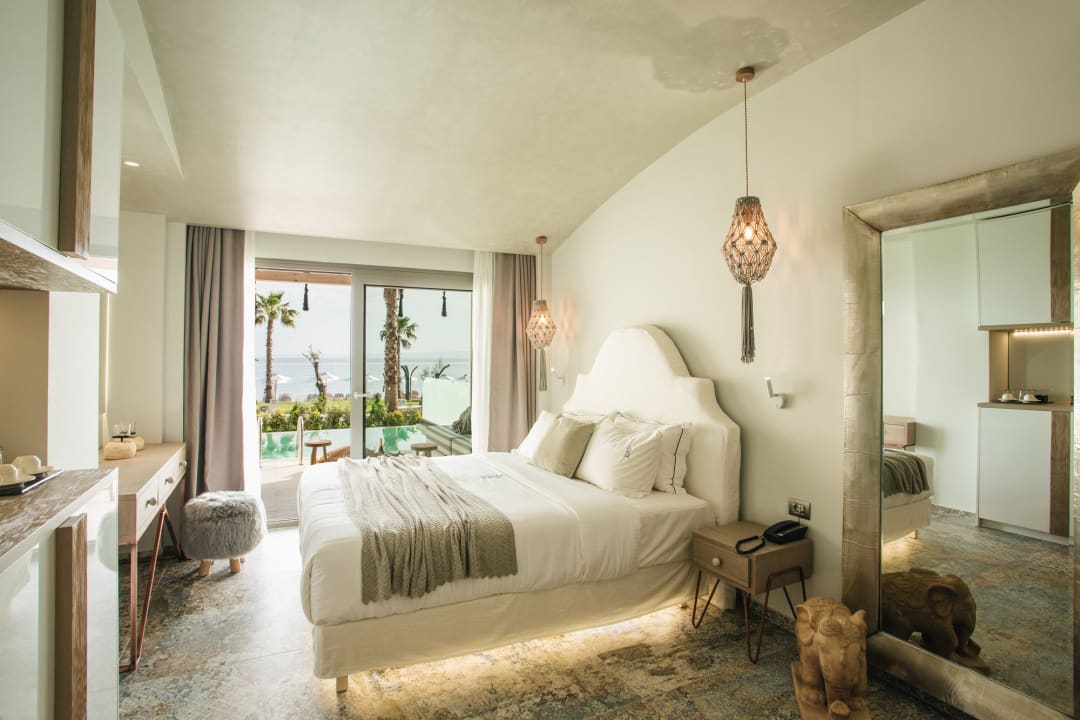 Zimmer Blue Carpet Luxury Suites