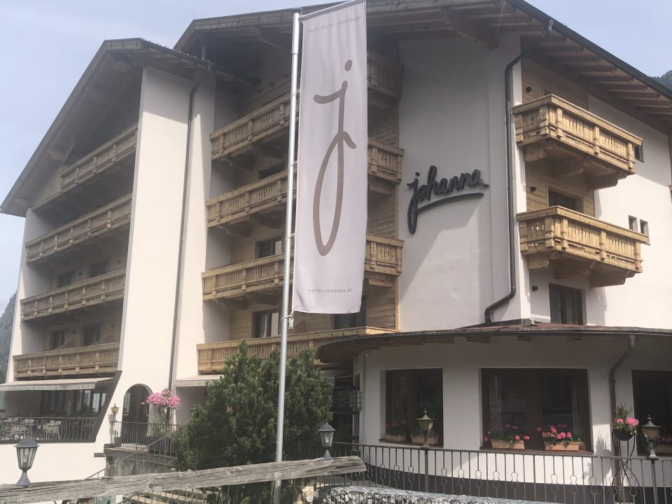 Außenansicht Hotel Johanna mitten im Ötztal