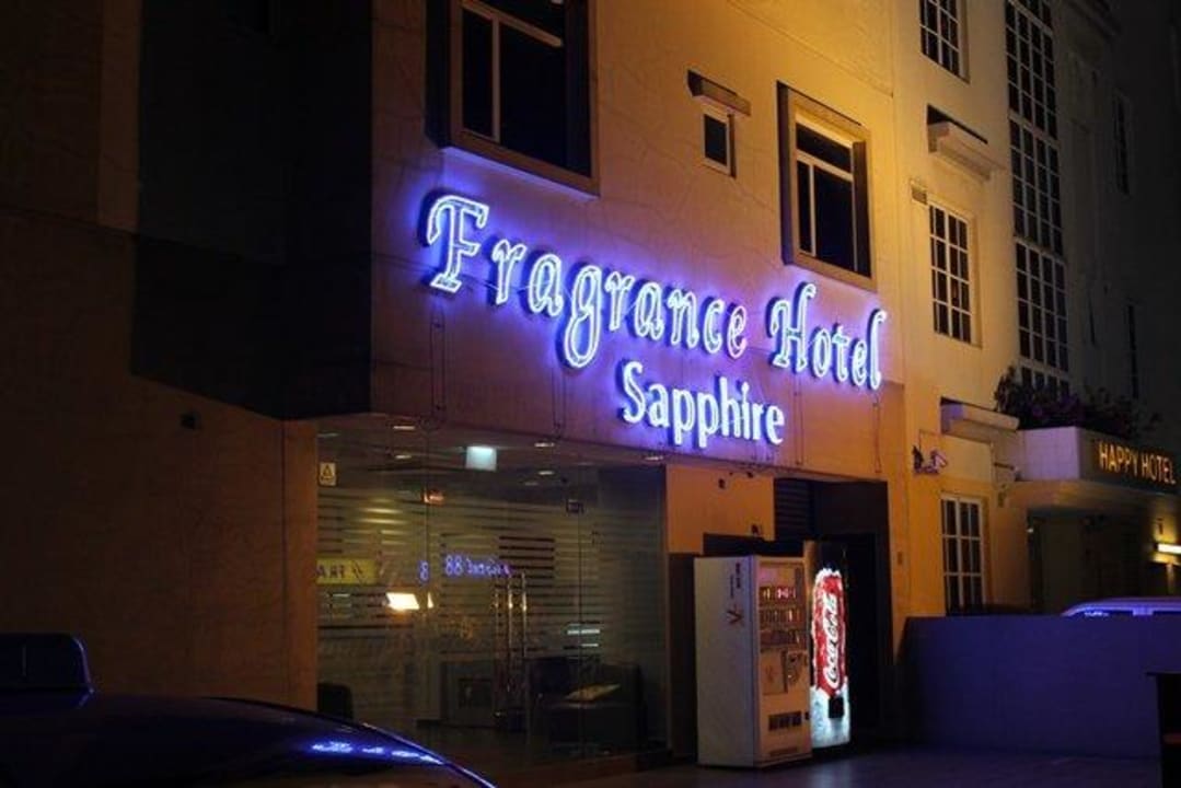Eingang bei Nacht Fragrance Hotel - Sapphire