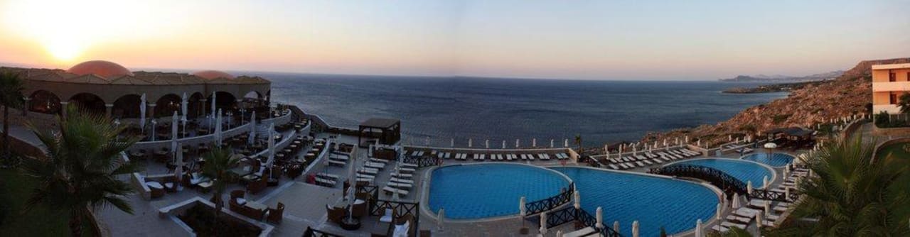 Pool bei Sonnenaufgang Hotel Kalithea Horizon Royal