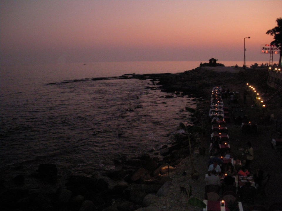 Der Strand in der Abenddämmerung New Garden Hotel Side