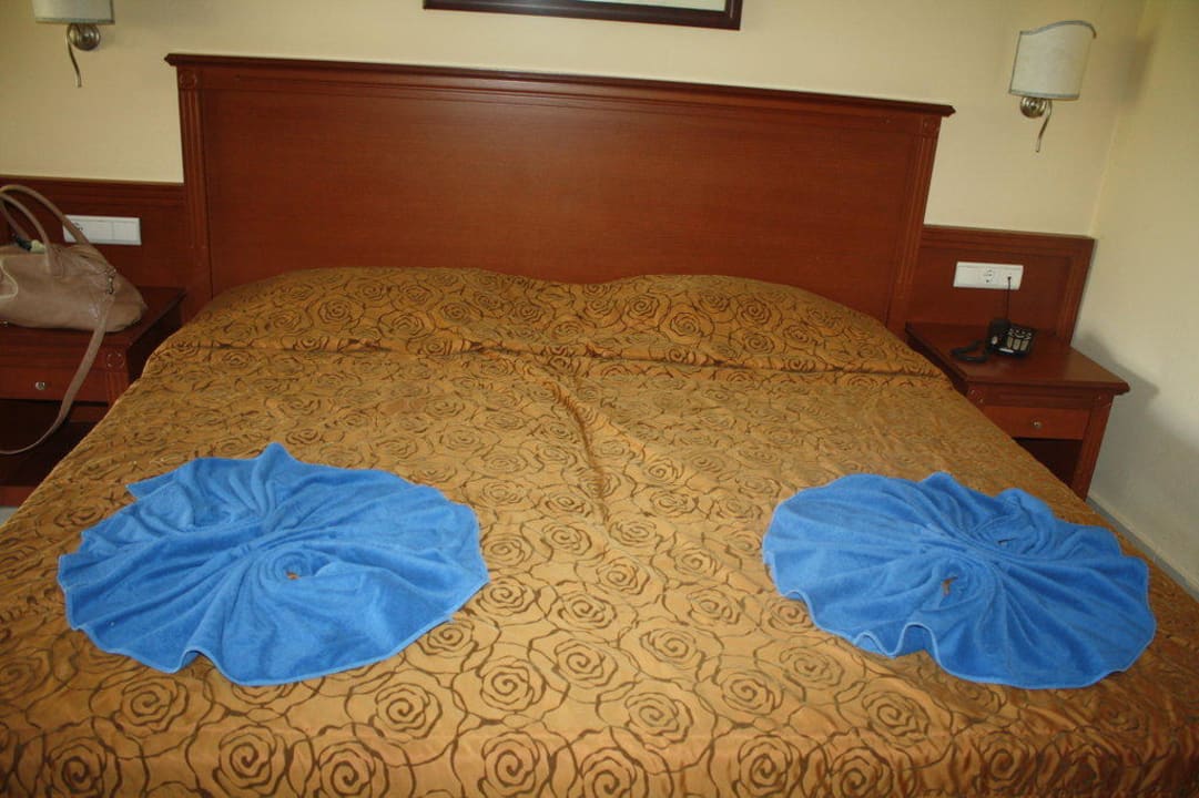 Liebevoll gemachte Betten Vantaris Palace