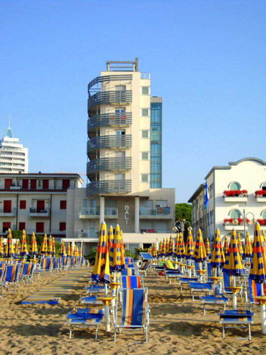 Blick vom Strand auf das Hotel  Hotel Bali